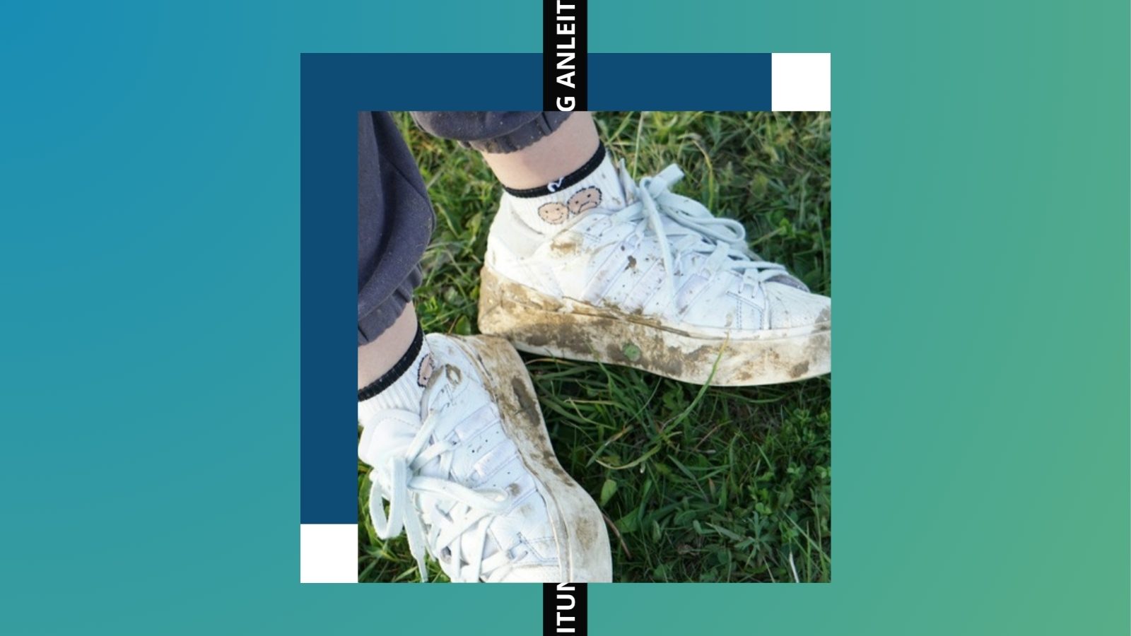 Weiße Sneaker mit schlammverschmierter Sohle auf Gras