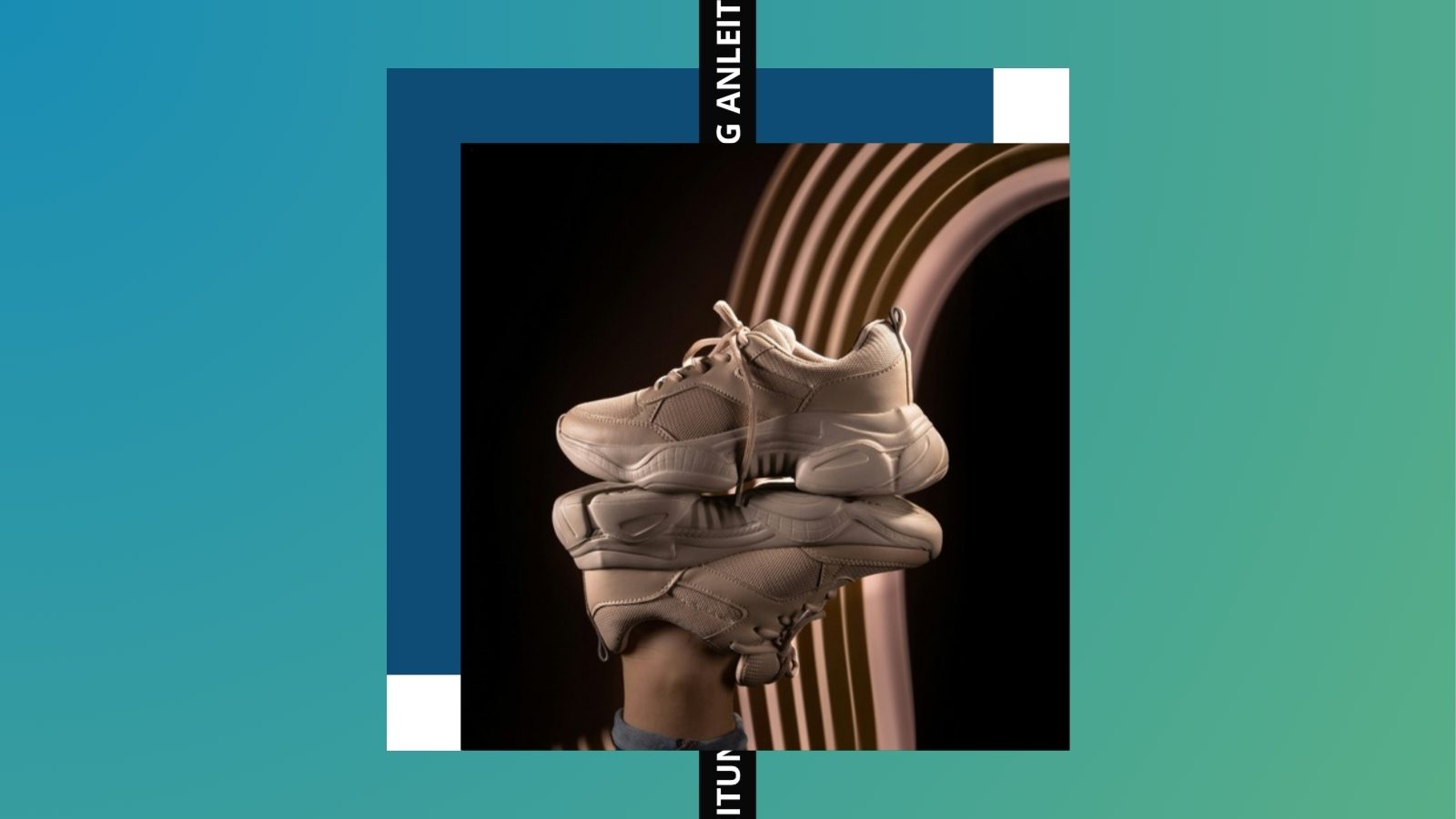 Helle Sneaker mit dicker Sohle vor Lichtspuren